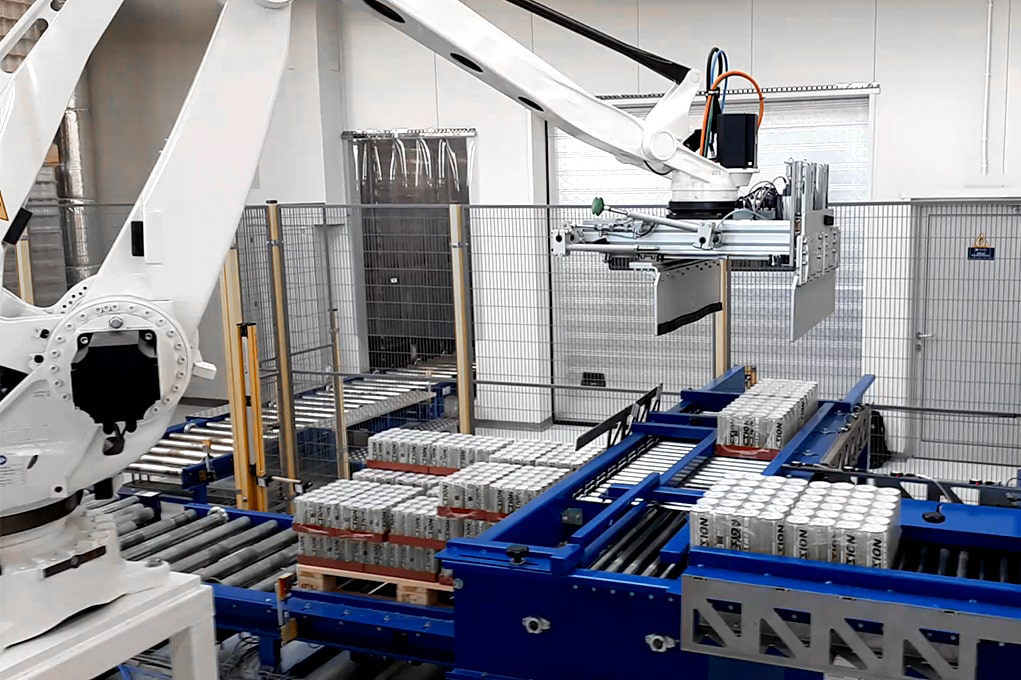 packaging and bottles cans palletizing